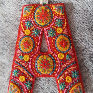 Adornos del alfabeto de fieltro bordados a mano. Todas las letras disponibles. Regalo para bebé, regalo de nombre, regalo con nombre, regalo para niño, mamá, padre.