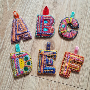 Etiquetas de bolsa com letras de feltro bordadas à mão e com miçangas - Todas as letras disponíveis - Decoração para pendurar, presente de Natal, presente de alfabeto, presente de nomeação