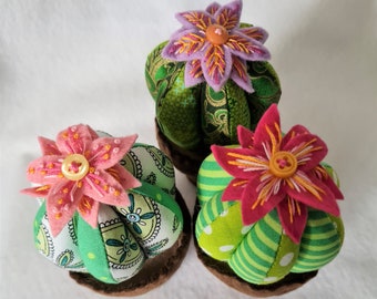 Cacto de tecido macio com flor: decoração de plantas pesadas feita à mão