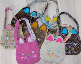 Mini bolsa de algodão em formato de gato: rosto bordado, forro contrastante
