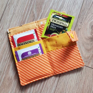 Porta bolsitas de té de tela/cartera con cierre a presión. Capacidad para 6 bolsitas de té. Regalo para rellenar medias navideñas para padres, regalo para la hora del té o regalo para una fiesta de té.