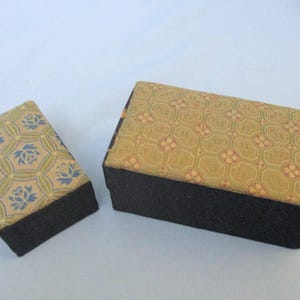 Duas caixas de apresentação de joias de papelão antigas. Tops de seda projetados ~ Bottoms de seda branca ~ Seda preta em todo o redor ~ c1920s