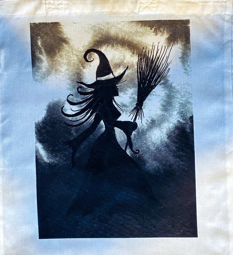 Pu&ograve; includere: Una silhouette nera di una strega che vola su una scopa su uno sfondo acquerellato blu e marrone.