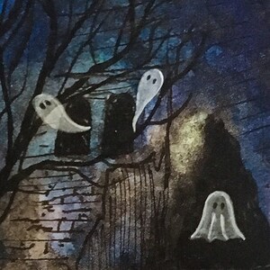 以下が含まれることがあります： 暗い建物と木の枝の近くを漂う3つの白い幽霊を描いた水彩画。背景は青と紫のグラデーションで、夜のシーンを示唆しています。4番目の幽霊が下にいます。