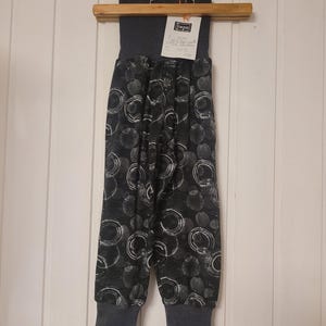 Pantalones de algodón jersey para niña hechos a mano, talla 104 – Estampado colorido único, ajuste cómodo. Blasen