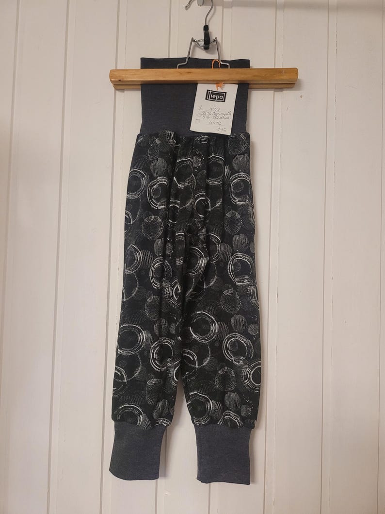 Pantalones de algodón jersey para niña hechos a mano, talla 104 – Estampado colorido único, ajuste cómodo. Blasen