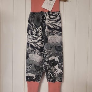 Pantalones de algodón jersey para niña hechos a mano, talla 104 – Estampado colorido único, ajuste cómodo. Grau mit Rosa