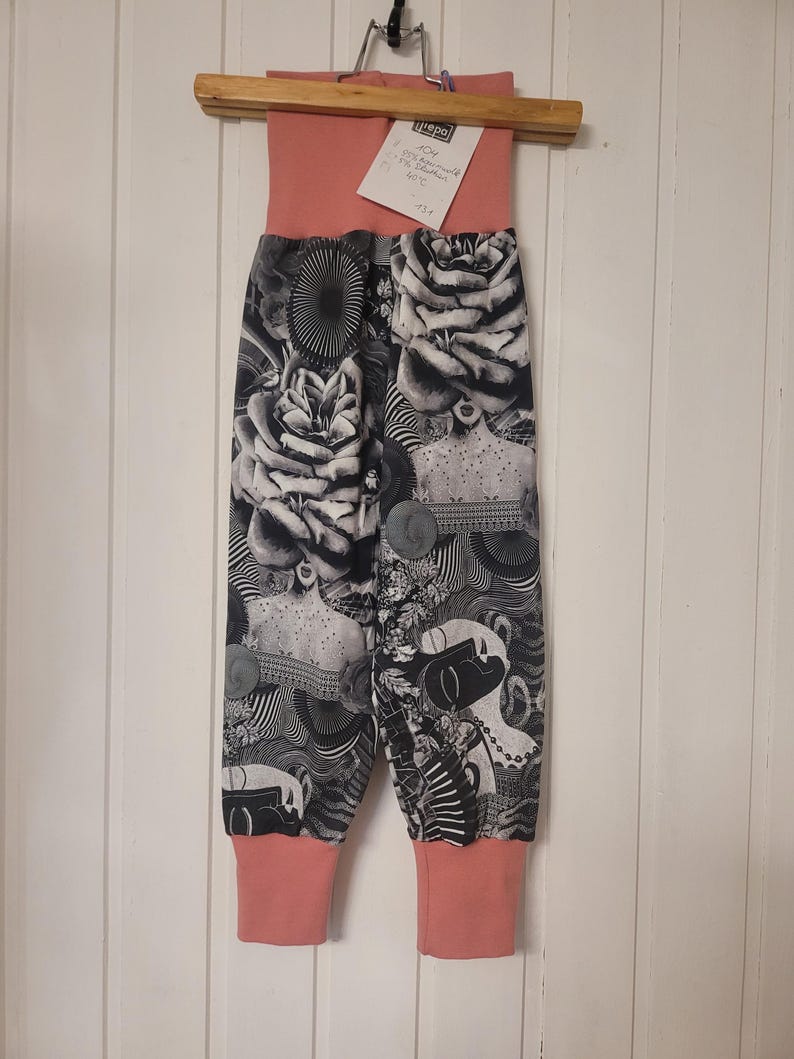 Pantalones de algodón jersey para niña hechos a mano, talla 104 – Estampado colorido único, ajuste cómodo. Grau mit Rosa