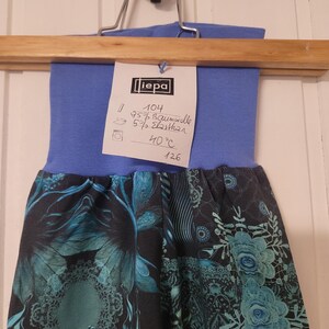 Pantalones de algodón jersey para niña hechos a mano, talla 104 – Estampado colorido único, ajuste cómodo. imagen 10