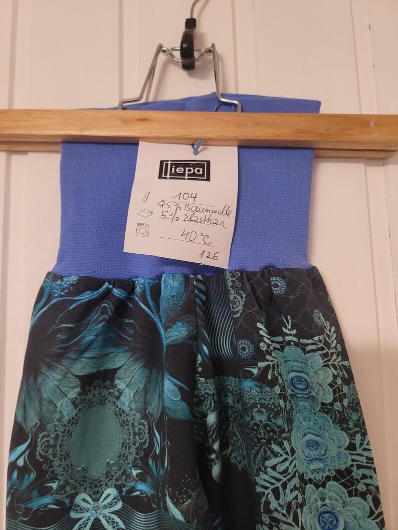 Pantalones de algodón jersey para niña hechos a mano, talla 104 – Estampado colorido único, ajuste cómodo. imagen 10