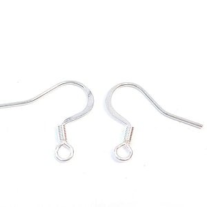 Könnte beinhalten: Zwei silberfarbene Ohrhaken, jeweils mit gebogenem Design und einer kleinen Schlaufe unten. Die Haken sind etwa 1,8 x 1,6 cm groß. Der Text "18 x 16 mm" steht unten im Bild.