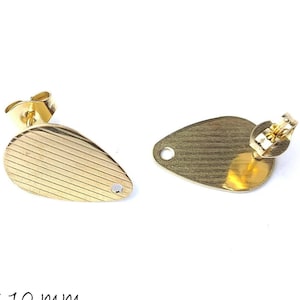 Op de afbeelding: Een paar gouden oorbellen met een traanvorm en een getextureerd oppervlak. De oorbellen zijn 16 mm bij 10 mm.