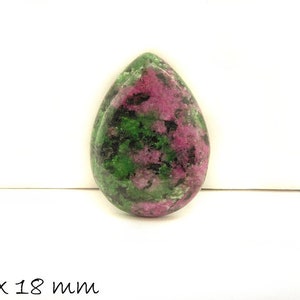 Könnte beinhalten: Ein tropfenförmiger Edelstein mit einer lebendigen Farbmischung. Der Stein weist ein auffälliges Muster aus tiefem Rosa, Grün und Schwarz auf. Die Abmessungen betragen 25 x 18 mm.