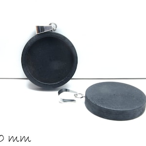 Op de afbeelding: Twee ronde houten hangerblanks in zwart met zilveren springringen. De blanks zijn 20 mm in diameter.