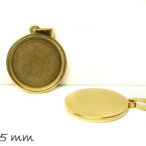Könnte beinhalten: Zwei goldfarbene Metall-Anhänger, einer mit einer Öse zum Aufhängen, beide mit einer glatten, runden Oberfläche. Der größere Anhänger hat einen Durchmesser von 25 mm.
