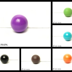 Op de afbeelding: Zes ronde ballen met een diameter van 16 mm in verschillende kleuren: paars, groen, blauw, zwart, bruin en oranje.
