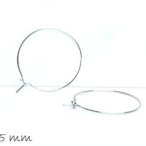 Op de afbeelding: Twee zilveren creolen, elk met een diameter van 25 mm.