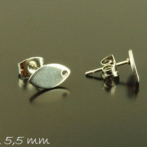Könnte beinhalten: Ein Paar silberne ovale Ohrstecker mit einem kleinen Loch oben. Die Ohrringe sind 10 mm x 5,5 mm groß.