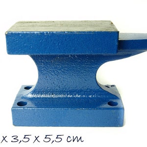 Könnte beinhalten: Eine kleine blaue Metall-Amboss mit einer flachen Oberseite und einem Horn auf einer Seite. Sie misst 9,2 x 3,5 x 5,5 cm.
