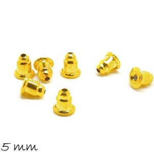 Könnte beinhalten: Goldfarbene Ohrstecker, 6 x 5 mm groß. Die Stecker sind aus Metall und haben eine glatte, abgerundete Oberfläche.