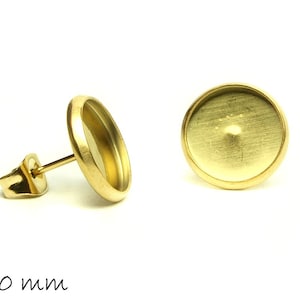 Op de afbeelding: Twee goudkleurige oorbel studs met een ronde, verzonken zetting. De oorbellen worden op een witte achtergrond getoond. De tekst "ø 10 mm" staat in zwart script linksonder in de afbeelding, wat de diameter van de zetting (ongeveer 1 cm) aangeeft.
