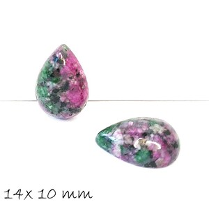 Könnte beinhalten: Zwei tropfenförmige Edelsteine in Rosa, Grün und Schwarz. Die Edelsteine messen 14 mm x 10 mm. Die Steine haben eine polierte Oberfläche und sind vor weißem Hintergrund platziert. Der Text "14 x 10 mm" ist sichtbar.