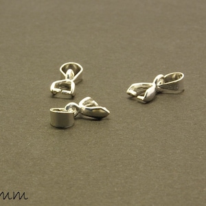 Pode incluir: Três fechos de metal prateados para fazer joias. Cada fecho tem 13 mm de comprimento.