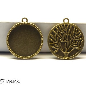 Op de afbeelding: Twee ronde metalen hangers, een met een levensboomontwerp en de andere een lege cirkel met een decoratieve rand. Beide hangers hebben een diameter van 25 mm.