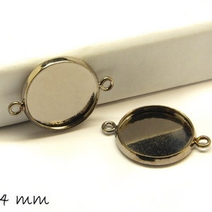 Peut inclure: Deux attaches rondes en métal argenté avec un diamètre de 14 mm. Chaque attache a deux boucles pour la fixation aux bijoux.