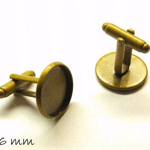 Op de afbeelding: Een paar antieke gouden manchetknopen met een ronde, 16 mm diameter, heldere glazen cabochon setting.