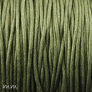 Może przedstawiać: Zbliżenie na szpulkę zielonego, woskowanego sznurka bawełnianego o grubości 1 mm.