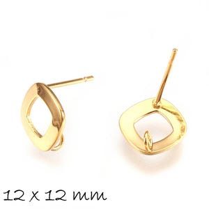 Könnte beinhalten: Ein Paar goldfarbene Ohrstecker mit quadratischem Design. Die Ohrringe messen 12 x 12 mm.