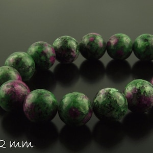 Peut inclure: Un collier de perles de pierres précieuses vertes et roses, chaque perle mesurant environ 12 mm de diamètre.