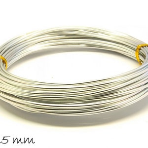 Puede incluir: Una bobina de alambre de aluminio de color plateado con un diámetro de 1,5 mm. El alambre está enrollado firmemente y está listo para proyectos de artesanía.