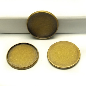 Könnte beinhalten: Drei runde, messingfarbene Metalltabletts mit einer glatten, leicht strukturierten Oberfläche. Die Tabletts sind perfekt zum Basteln und für die Schmuckherstellung.