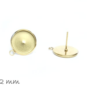 Pode incluir: Dois brincos dourados com base redonda. Um tem uma moldura redonda e o outro um pino para inserção. O diâmetro da base é de 12 mm.