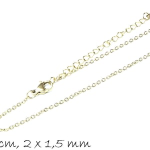 Könnte beinhalten: Eine goldene Kettenkette mit einem Karabinerverschluss. Die Kette ist 44 cm lang und 2 mm breit.