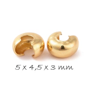 Könnte beinhalten: Zwei goldfarbene, C-förmige Schmuckverbinder. Die Verbinder sind glatt und glänzend, mit einem gebogenen Design und einer kleinen Öffnung. Der Text darunter lautet "5 x 4,5 x 3 mm".