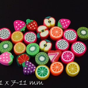 Pode incluir: Conjunto de contas de argila polimérica coloridas com formato de fruta. As contas medem aproximadamente 9-11 mm x 7-11 mm e apresentam desenhos de morangos, kiwis, limões, maçãs e melancias.