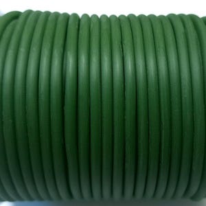 Può includere: Una bobina di corda rotonda verde scuro. La corda è avvolta strettamente attorno a una bobina di plastica bianca. La corda sembra essere fatta di un materiale flessibile e il colore è un verde foresta intenso.
