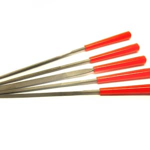 Op de afbeelding: Vijf metalen vijlen met rode kunststof handvatten. De vijlen zijn waaiervormig gerangschikt, met de handvatten naar rechts wijzend.