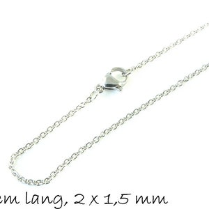Puede incluir: Un collar de cadena de plata con cierre de langosta. La cadena mide 45 cm de largo y 2 mm de ancho. 45 cm lang, 2 x 1,5 mm