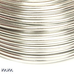 Puede incluir: Primer plano de una bobina de alambre plateado de 3 mm de diámetro.