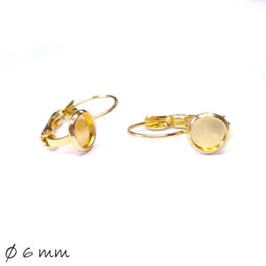 Op de afbeelding: Gouden oorringbevestigingen met een ronde bezel-setting van 6 mm.