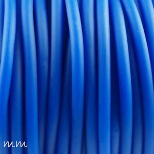 Könnte beinhalten: Nahaufnahme einer Spule mit leuchtend blauem Gummiband, 3 mm im Durchmesser.