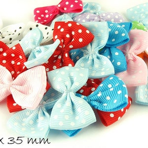Puede incluir: Una colección de lazos de lunares de 25 x 35 mm en varios colores, incluyendo rojo, azul, rosa, blanco y naranja. Los lazos están hechos de una cinta texturizada con lunares blancos.