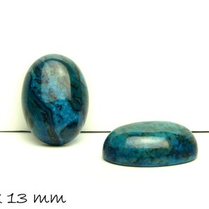 Könnte beinhalten: Zwei ovale blaue Achat-Cabochons mit einem wirbelnden Muster. Der größere Cabochon misst 18 x 13 mm.