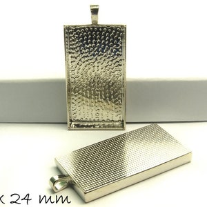 Könnte beinhalten: Zwei silberfarbene Metall-Anhänger-Tabletts mit strukturierter Oberfläche. Das größere Tablett misst 48 x 24 mm.