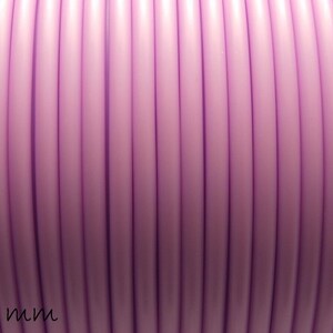 Puede incluir: Primer plano de un carrete de cordón morado claro con un diámetro de 0,3 mm.
