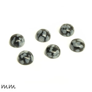 Könnte beinhalten: Sechs runde, schwarz-weiß gesprenkelte Edelsteinkabochons, jeder mit einem Durchmesser von 6 mm.